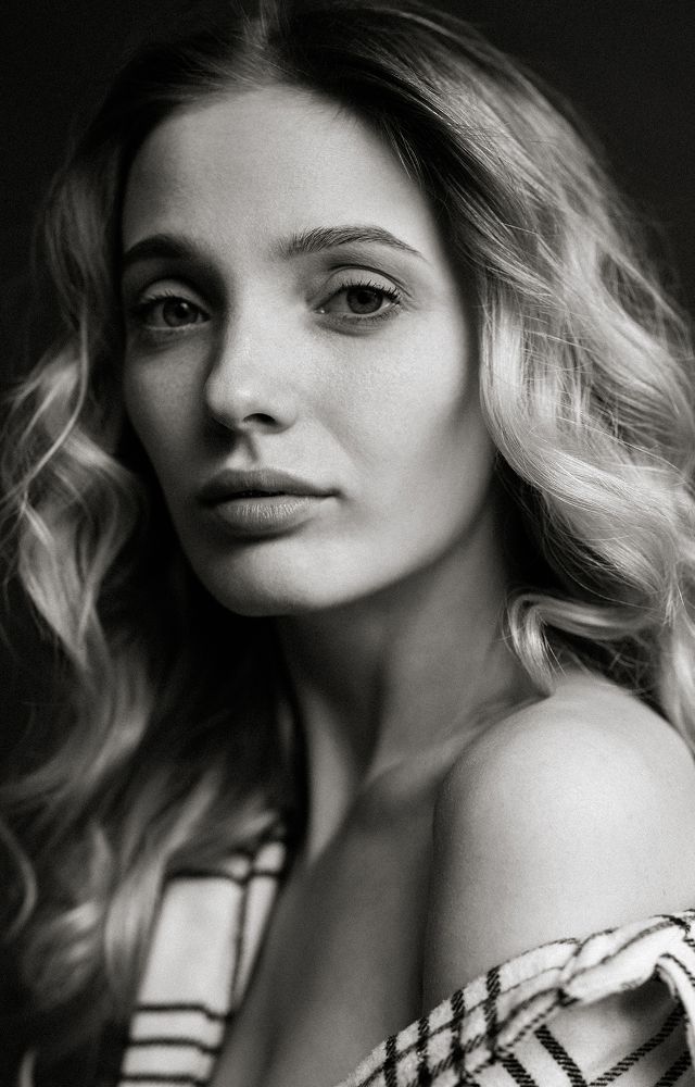 Santa Clara med spa modelWoman with wavy hair in black and white.